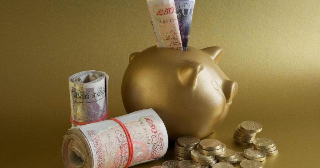 Gross weekly earnings for employees rises to £713 per week