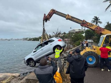 Man helps rescue passengers from car that veers overboard – The Royal Gazette