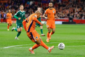 Rapid-fire Oranje reach World Cup with 4-0 win over Lithuania