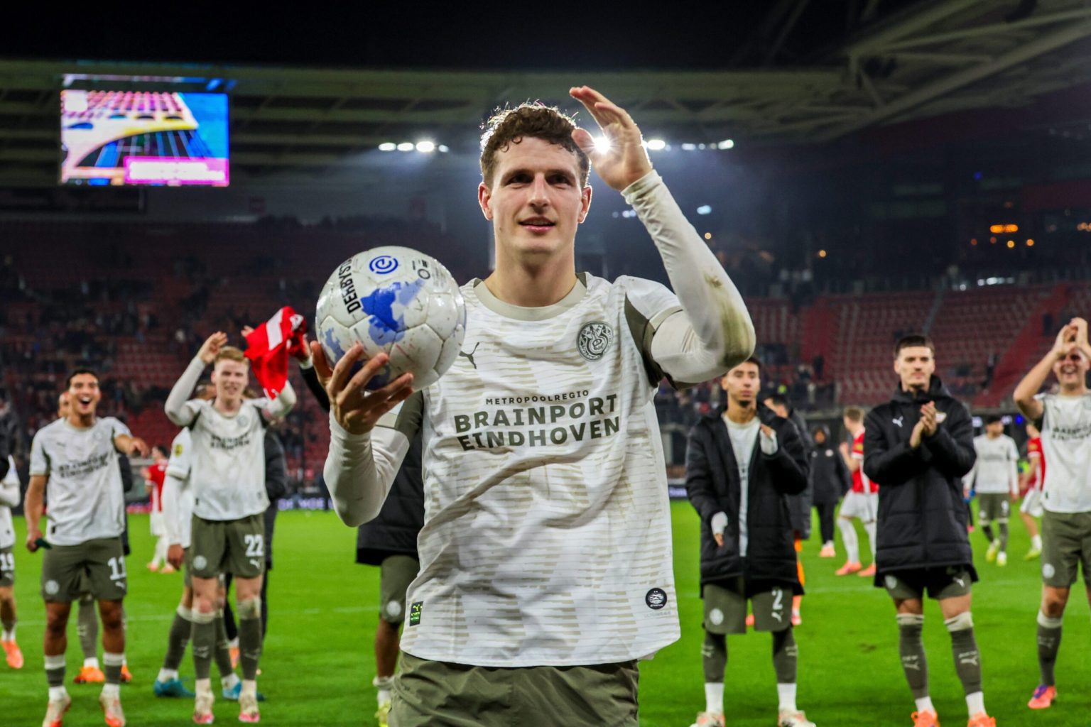 Til hat-trick for PSV sinks AZ as Ajax lose again at Utrecht