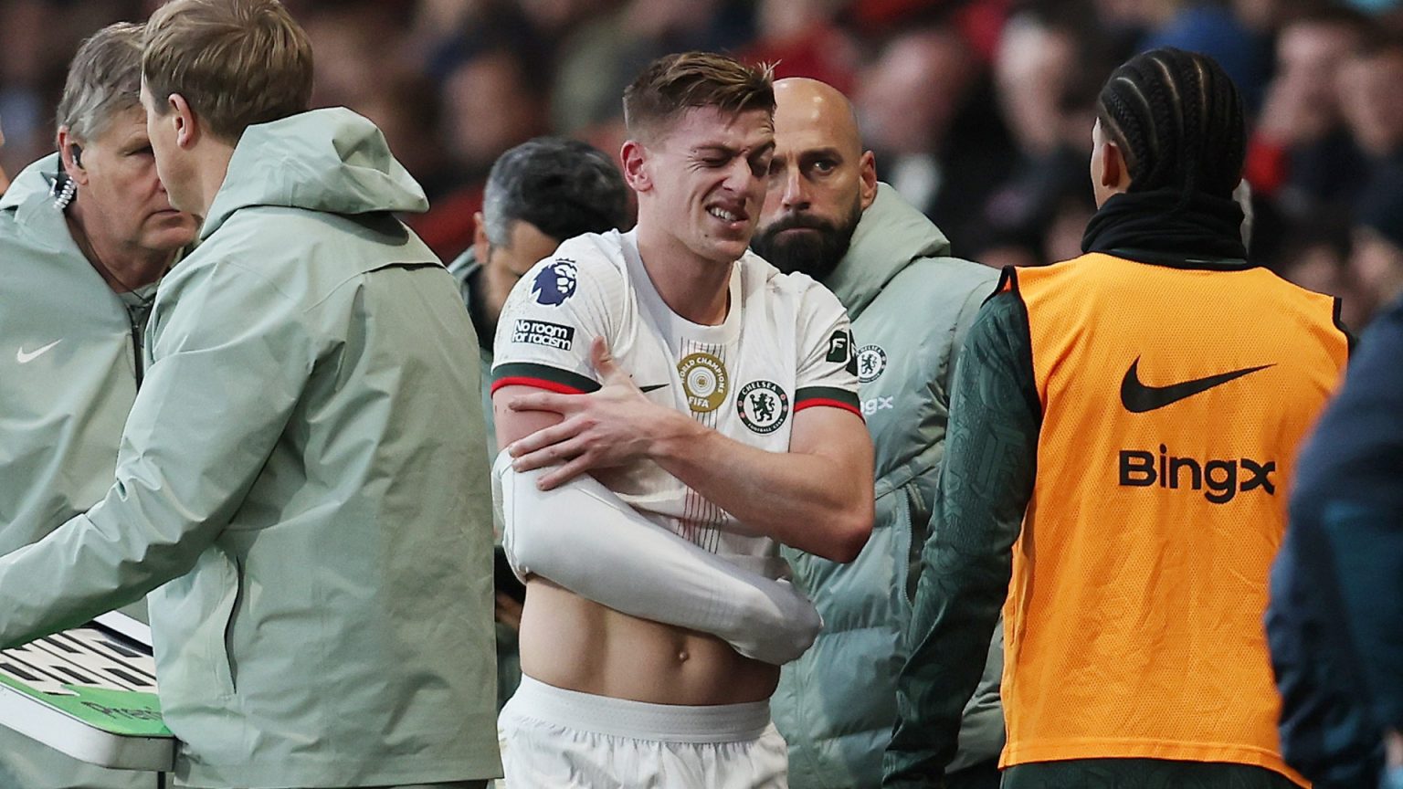 Liam Delap forced off with suspected dislocated shoulder in major Chelsea injury blow