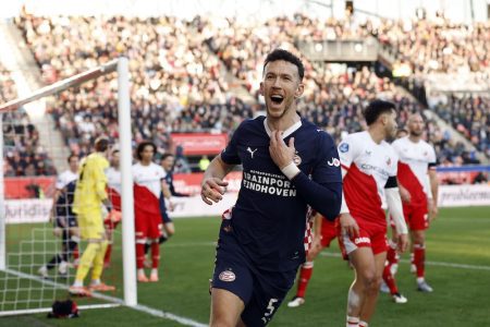 PSV open up 11-point gap as 10-man Feyenoord draw with Twente PSV open up 11-point gap as 10-man Feyenoord draw with Twente