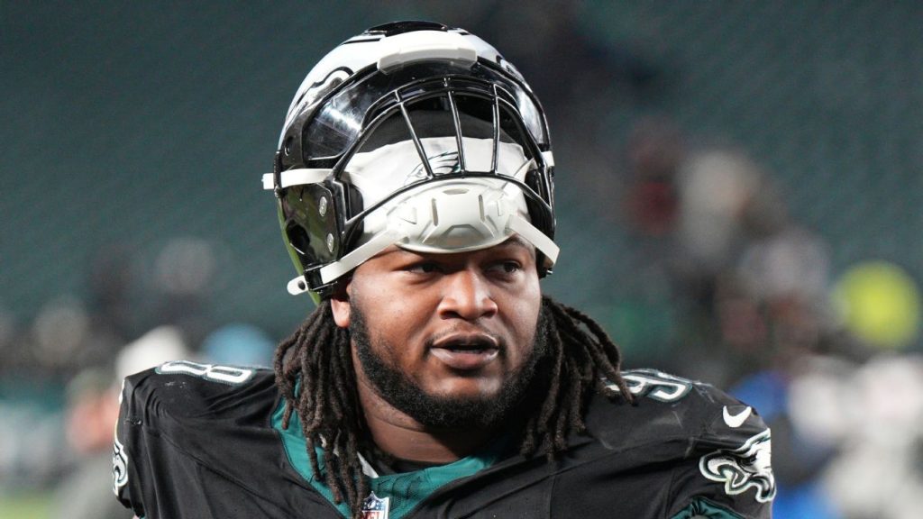 Sources: Eagles DT Carter out for MNF after procedure on shoulders
