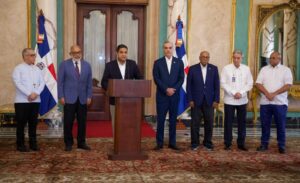 Abinader swears in oversight commission for sports works funded with recovered assets