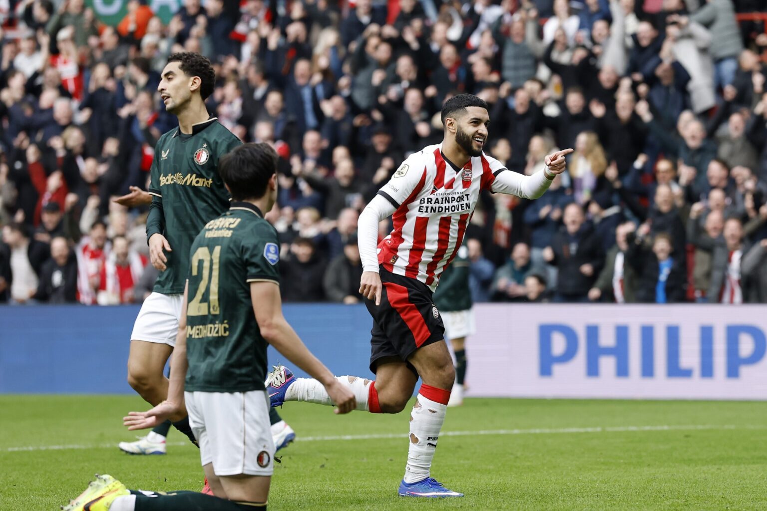 PSV punish Feyenoord errors to take 17-point lead in Eredivisie