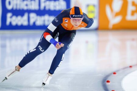 Joy Beune shows Jenning de Boo who is boss over 3,000 metres