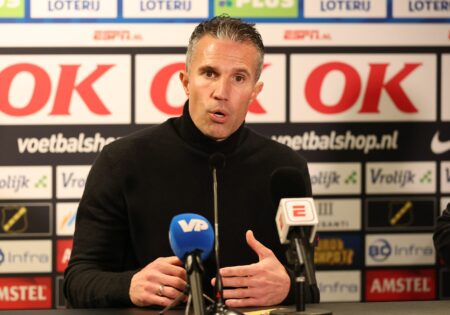 Van Persie to stay on as Feyenoord boss despite poor run of form