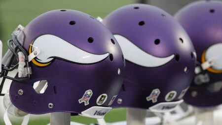 Vikings add OT depth, sign Ryan Van Demark to one-year deal