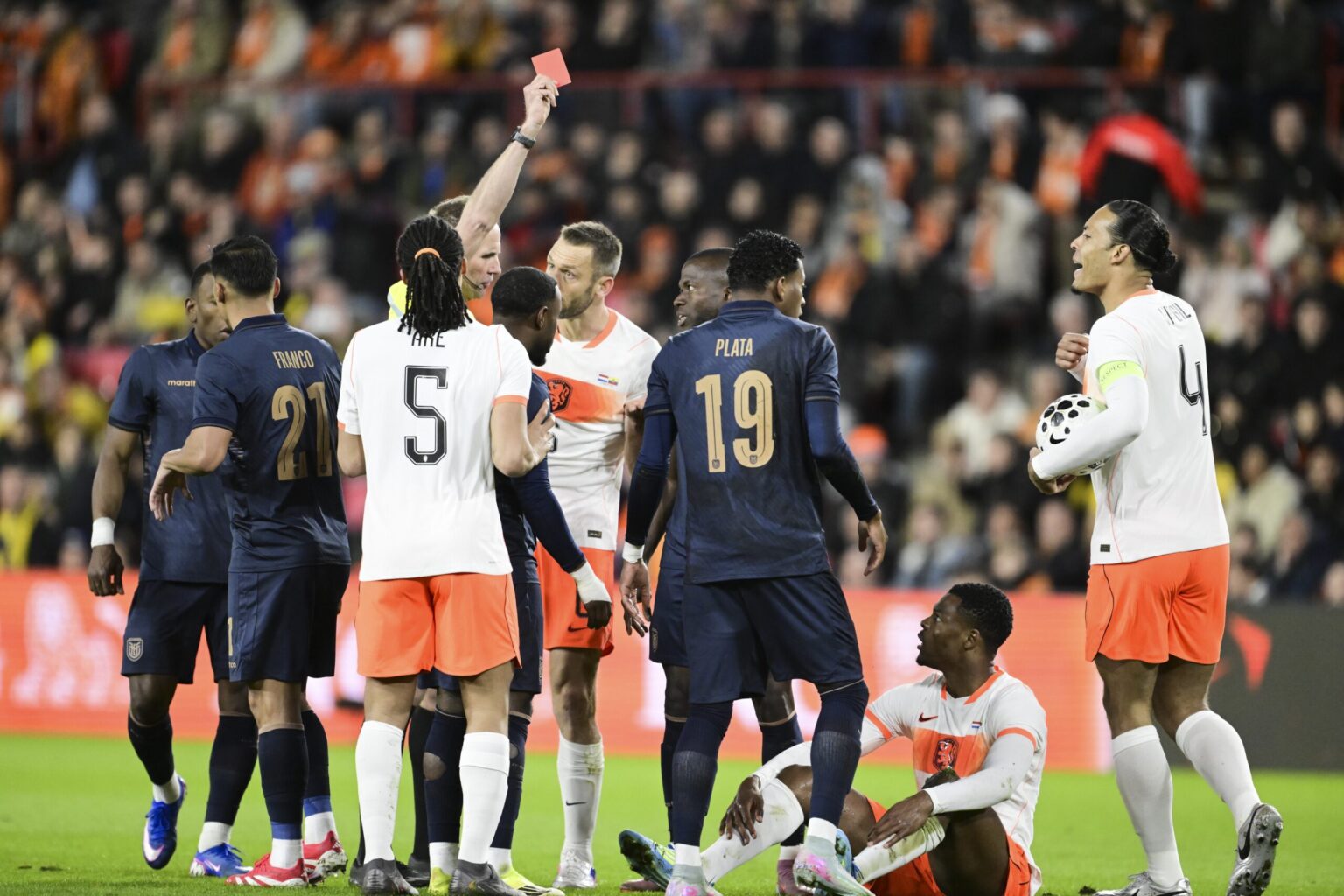 Dumfries dismissed as Netherlands dig in to draw with Ecuador
